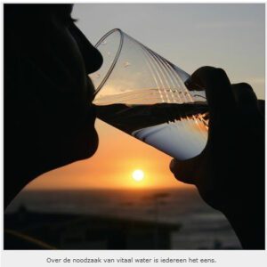 glas met gevitaliseerd water